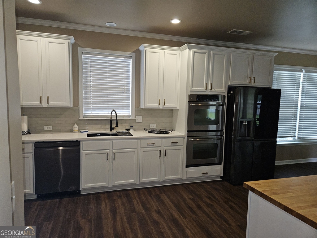536 Longwood Place - Photo 1