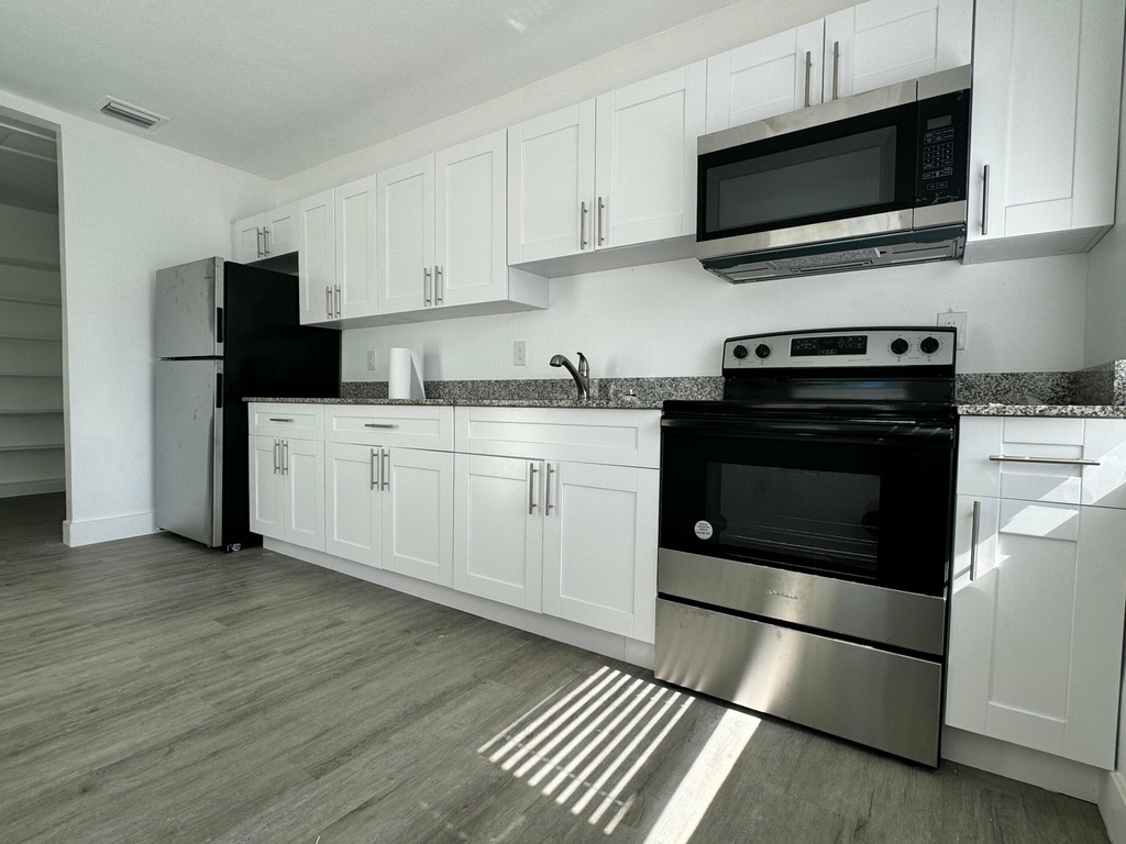 1833 Madison Street - Photo 0