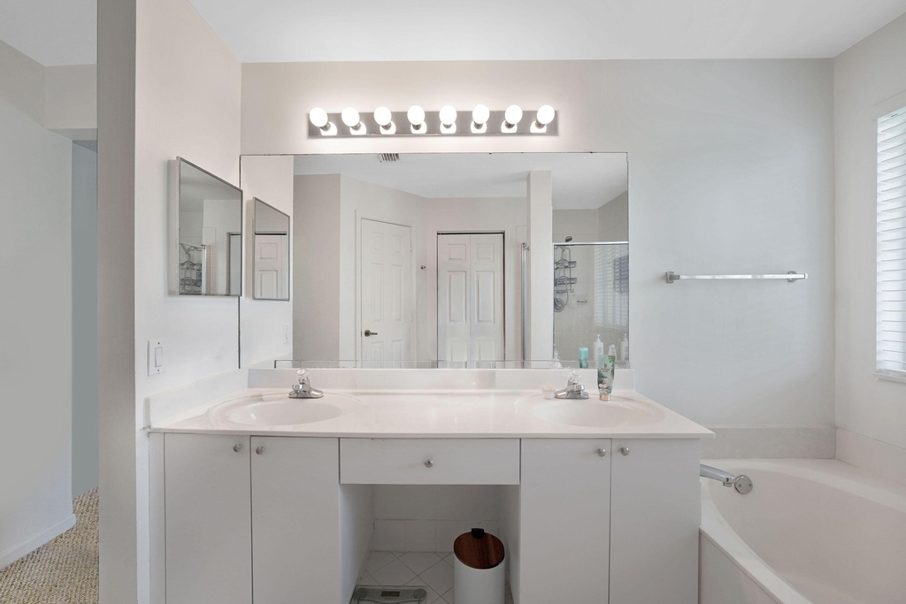 1457 Banyan Way - Photo 2