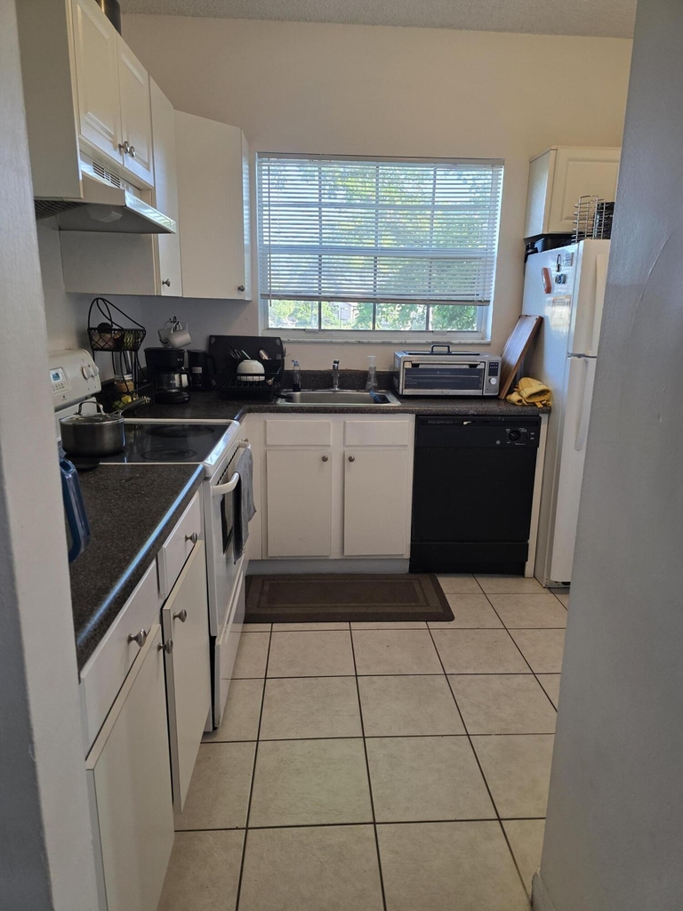 1821 Nw 96th Terrace - Photo 4