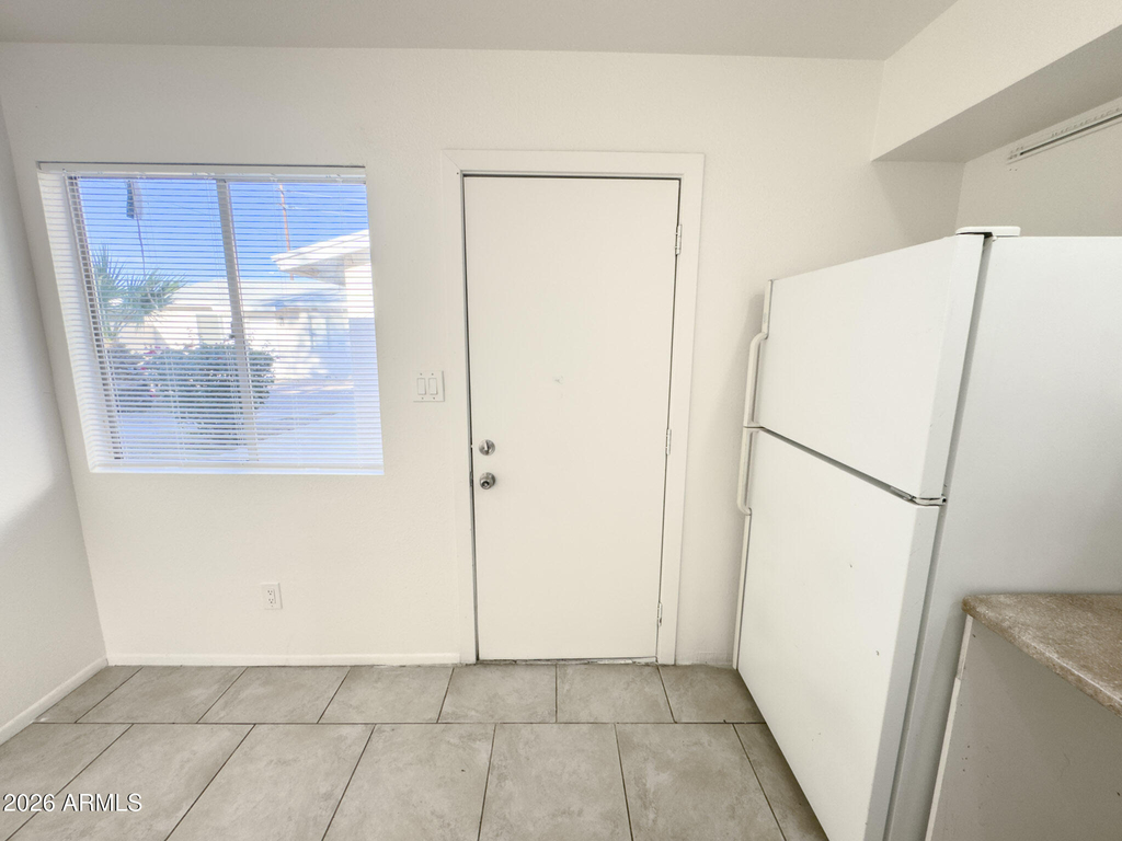 308 E Vogel Avenue - Photo 8