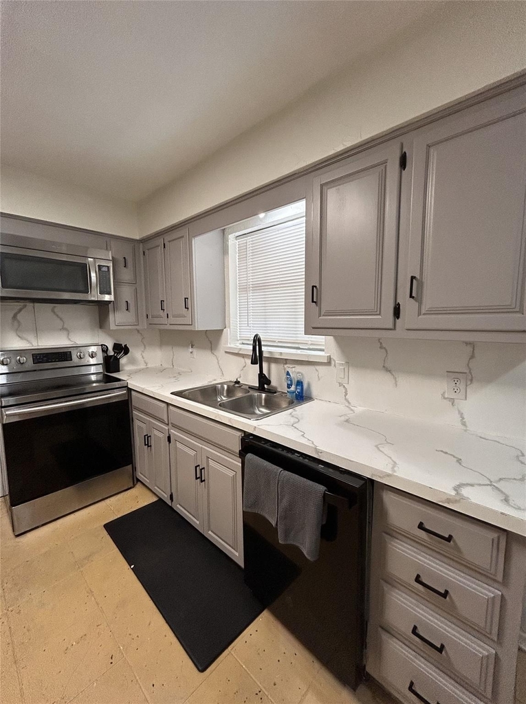 202 N Graves Street - Photo 3