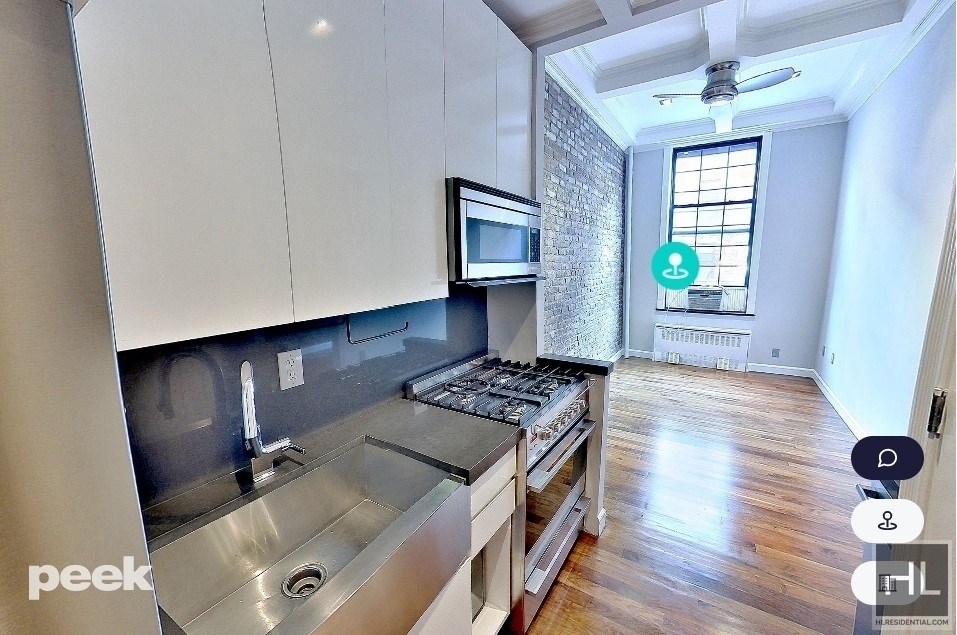 East 11th Street - Photo 6