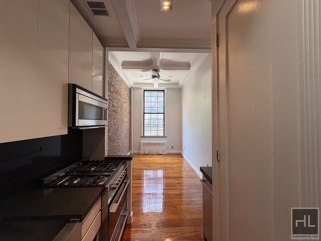 East 11th Street - Photo 5