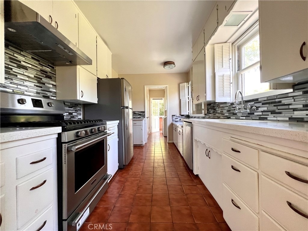 1855 Sharon - Photo 2