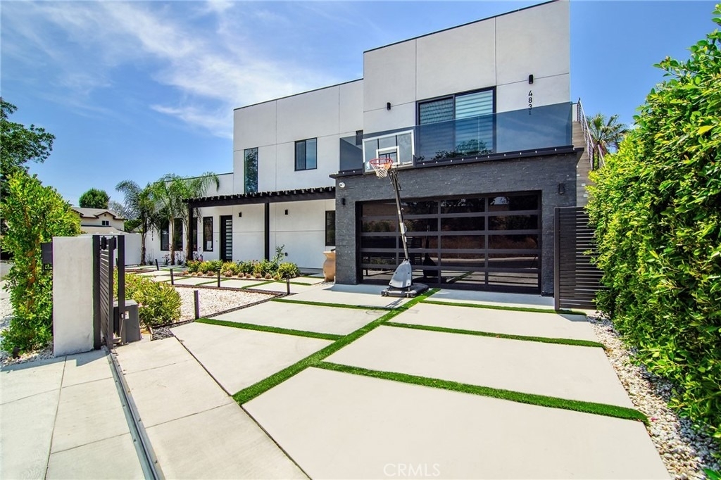 4829 Saloma Avenue - Photo 0