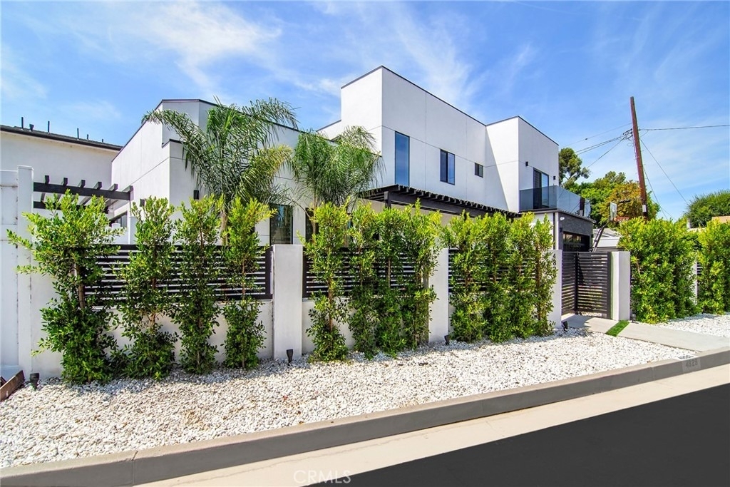 4829 Saloma Avenue - Photo 2