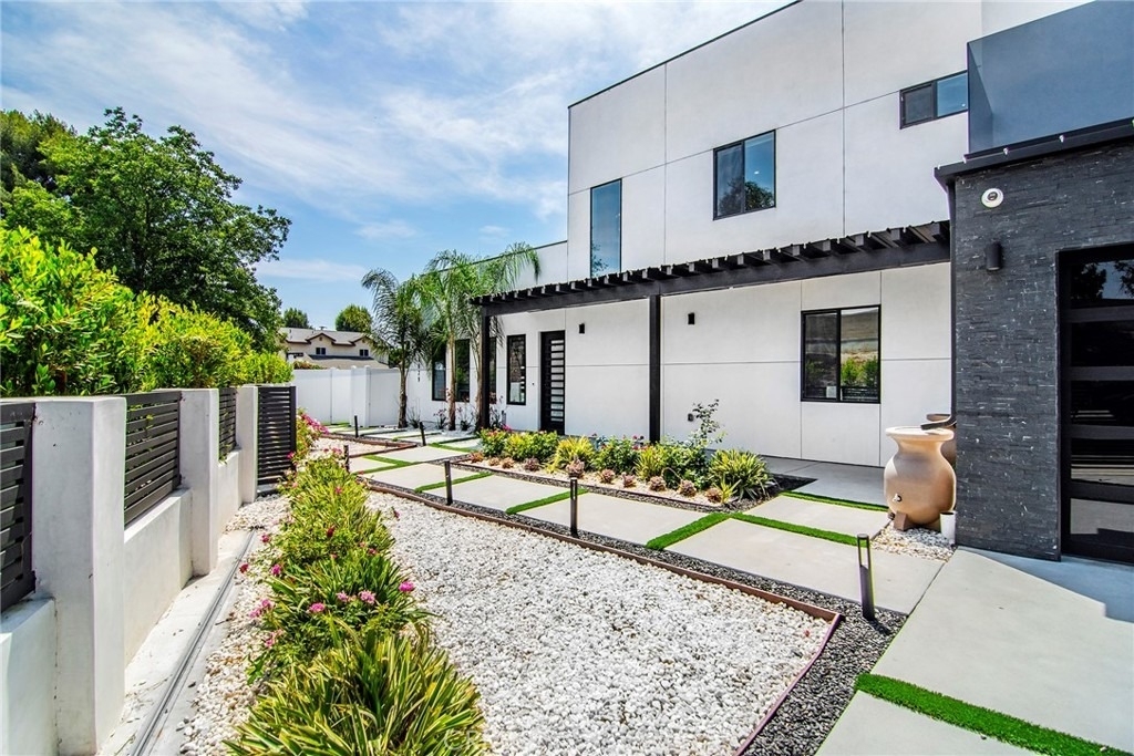 4829 Saloma Avenue - Photo 1