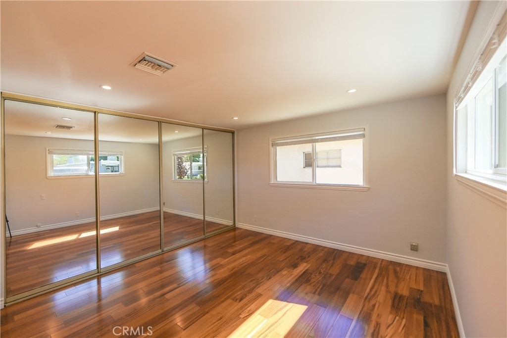 5754 Wish Avenue - Photo 4
