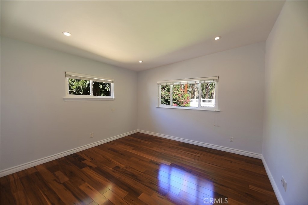 5754 Wish Avenue - Photo 9
