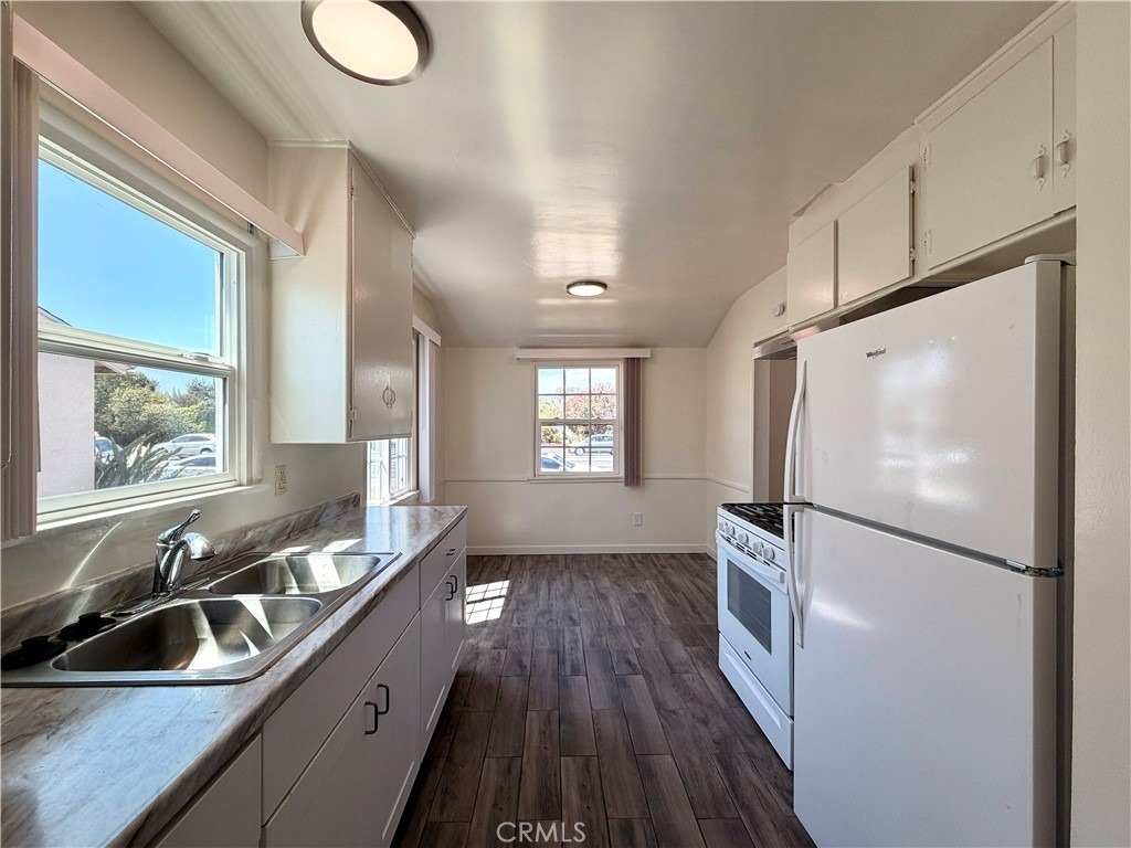 7536 White Oak Avenue - Photo 1