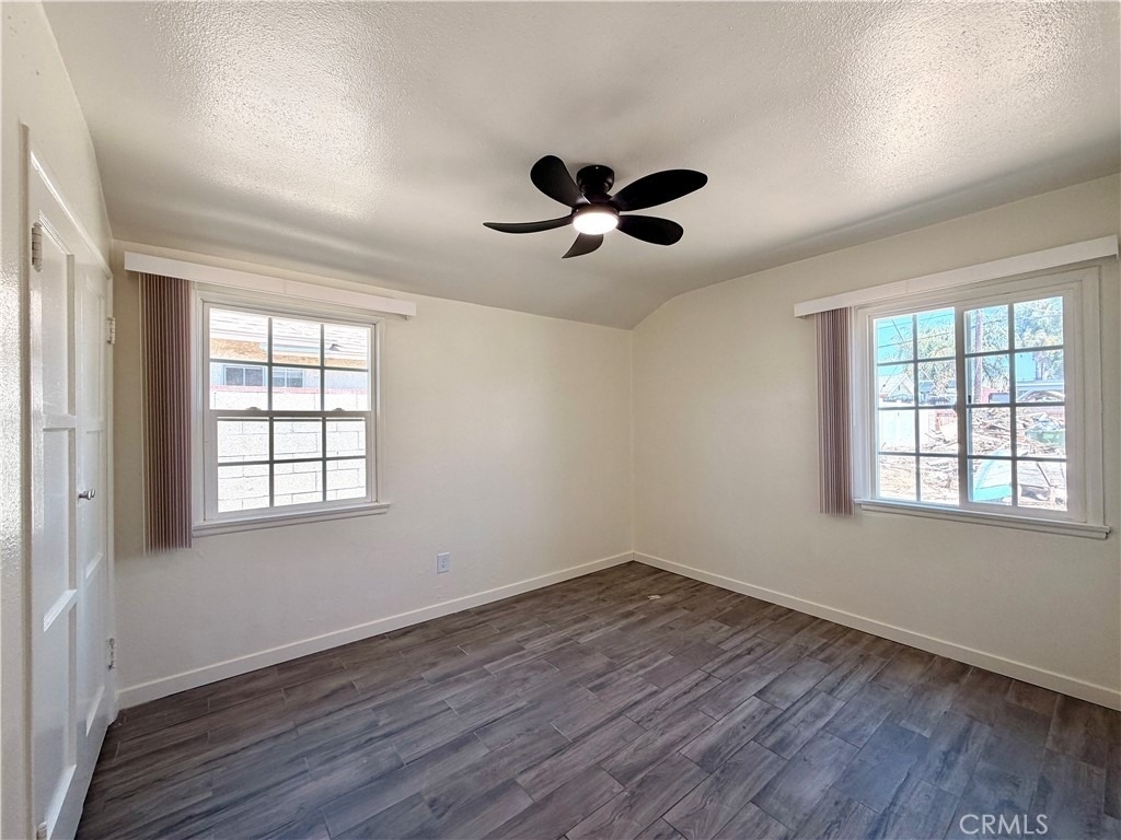 7536 White Oak Avenue - Photo 7