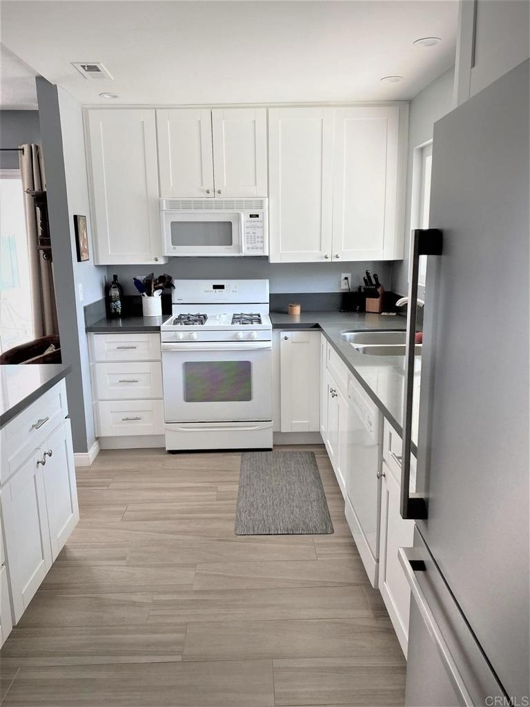1421 Temple Heights Drive - Photo 3