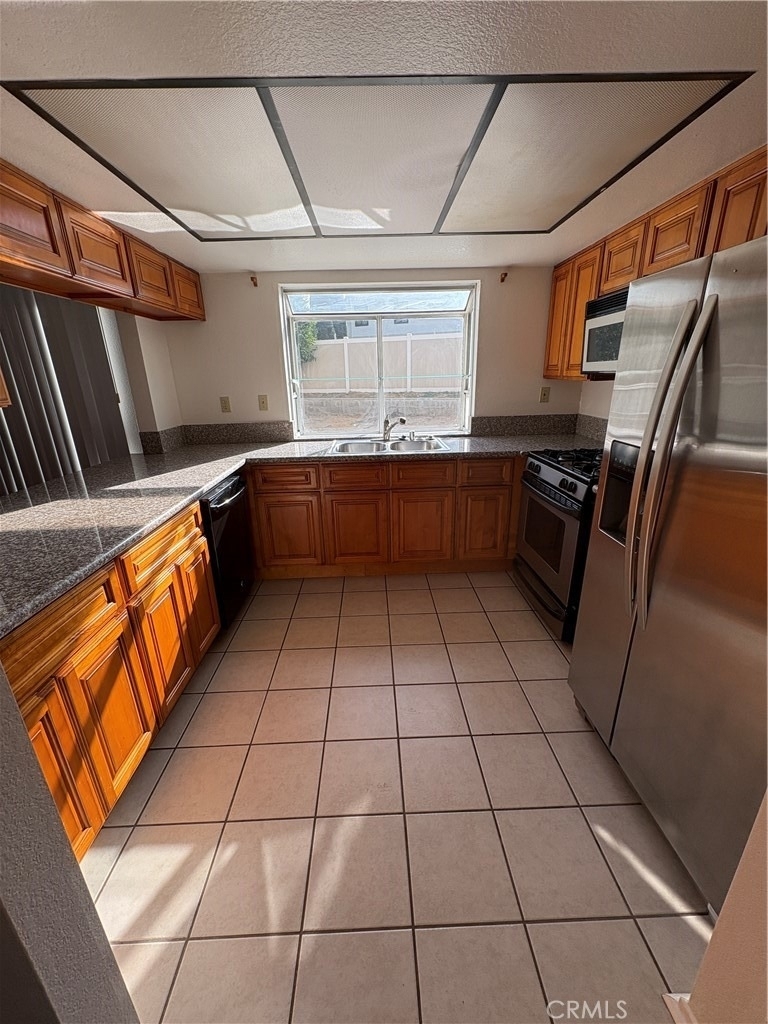 1524 Canterbury - Photo 2