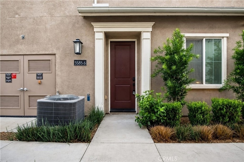 5585 Kate Way - Photo 0