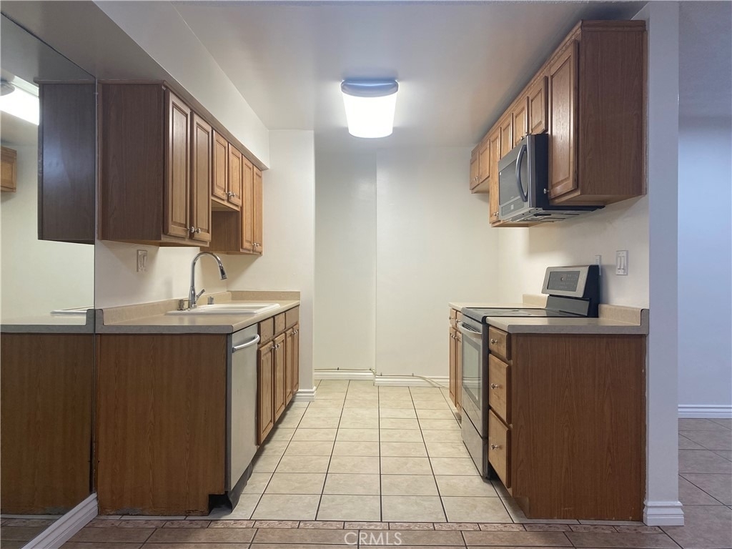 1146 E Lexington - Photo 4