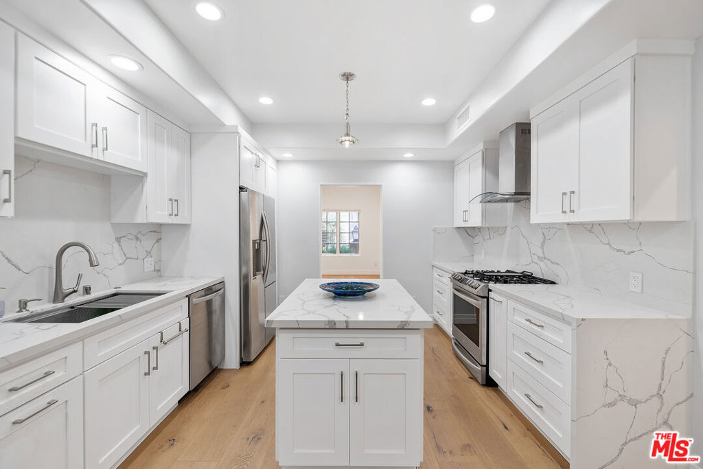 851 N San Vicente Boulevard - Photo 0