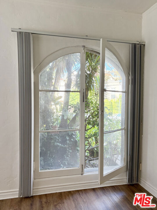 439 N Van Ness Avenue - Photo 2