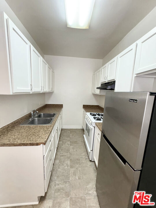 439 N Van Ness Avenue - Photo 4