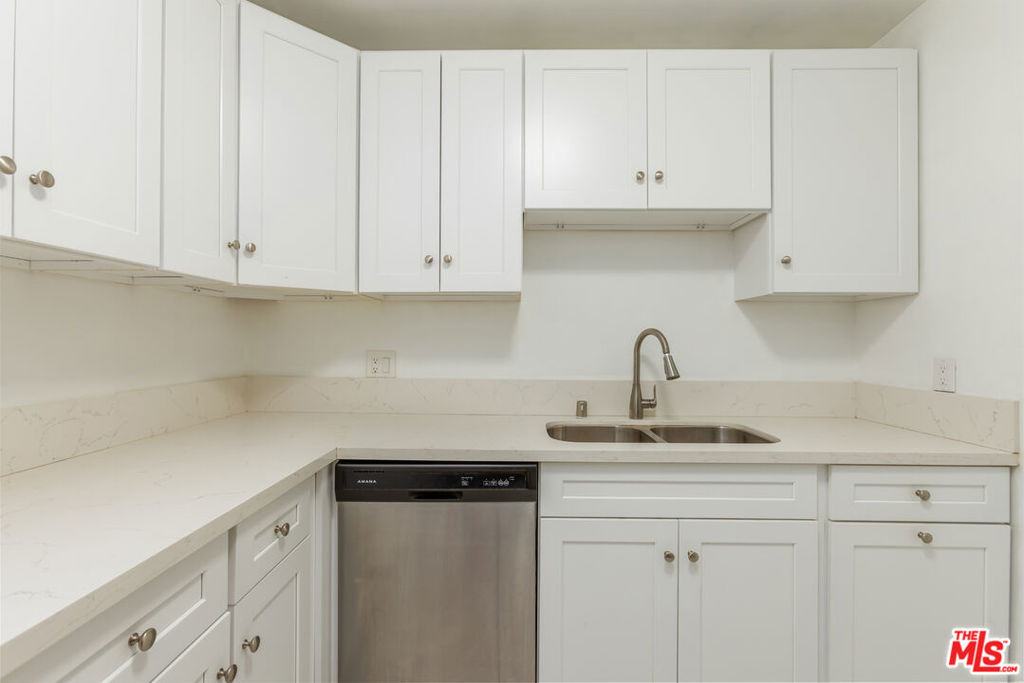 912 Hilldale Avenue - Photo 9