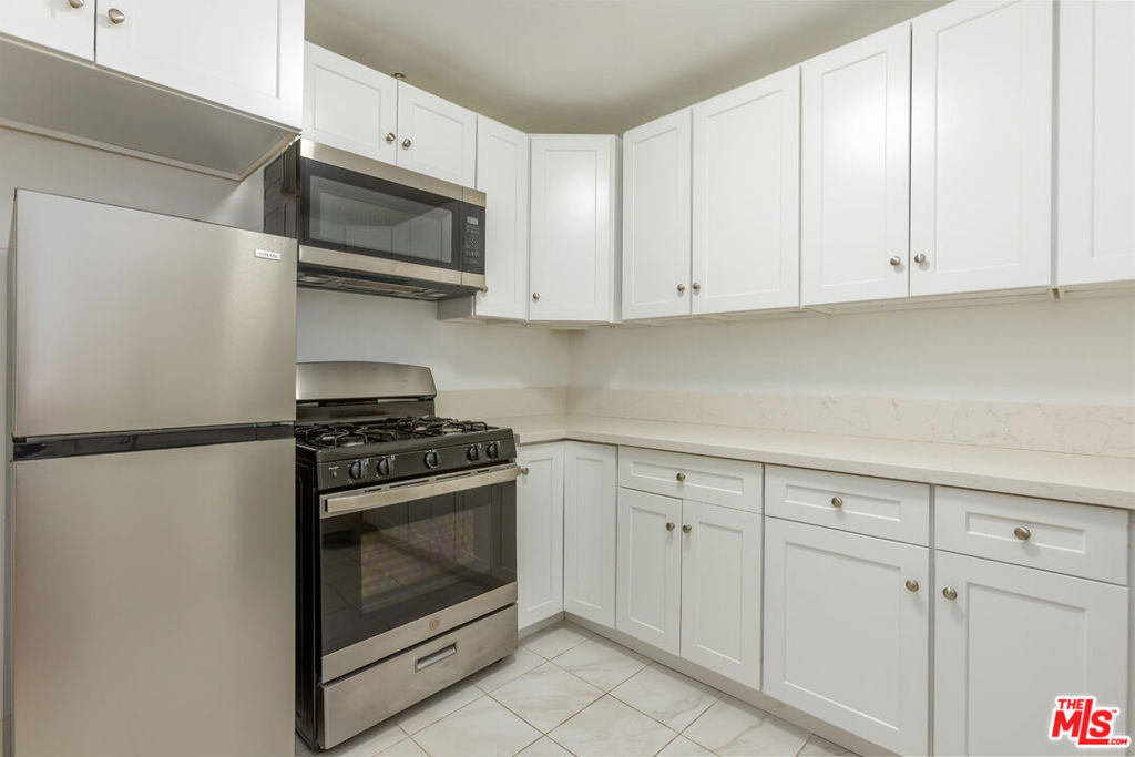 912 Hilldale Avenue - Photo 8