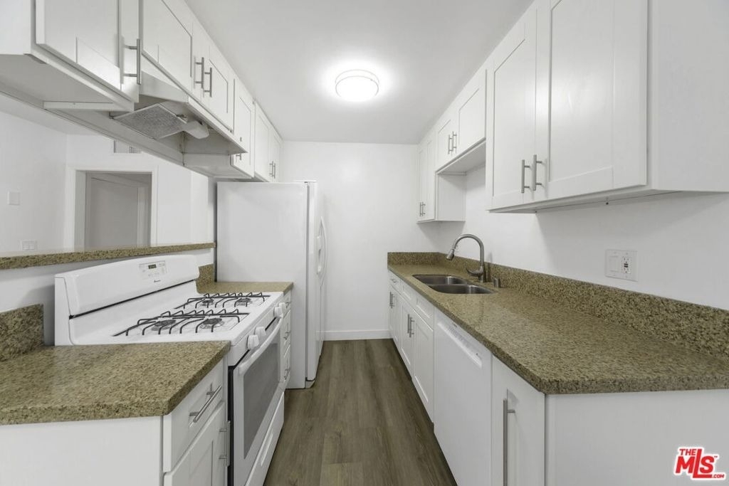 820 Pier Avenue - Photo 7