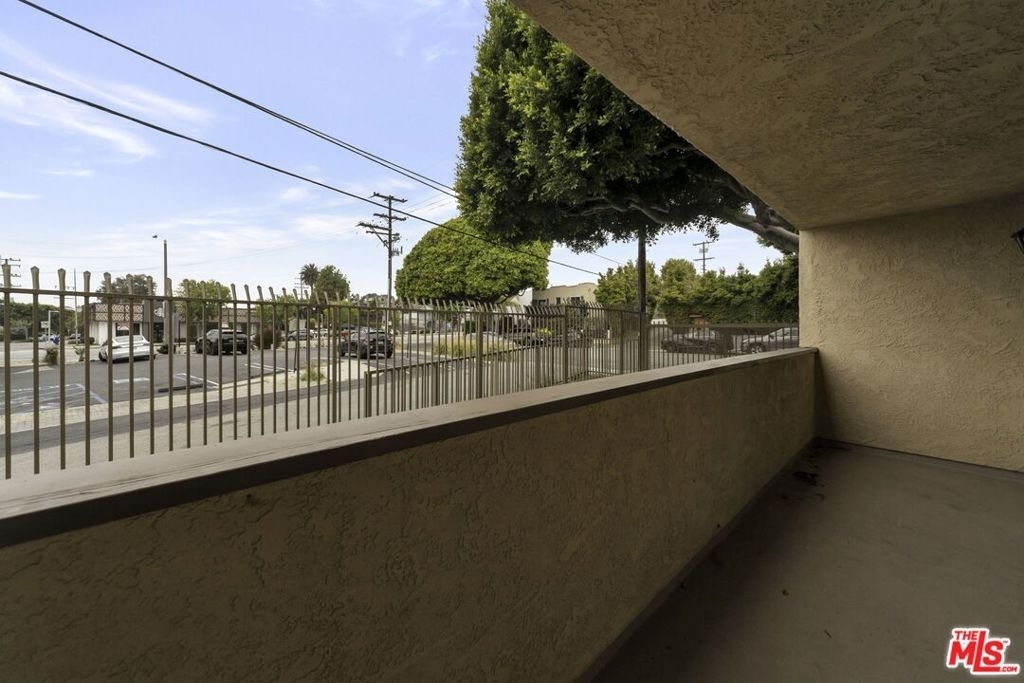 820 Pier Avenue - Photo 3