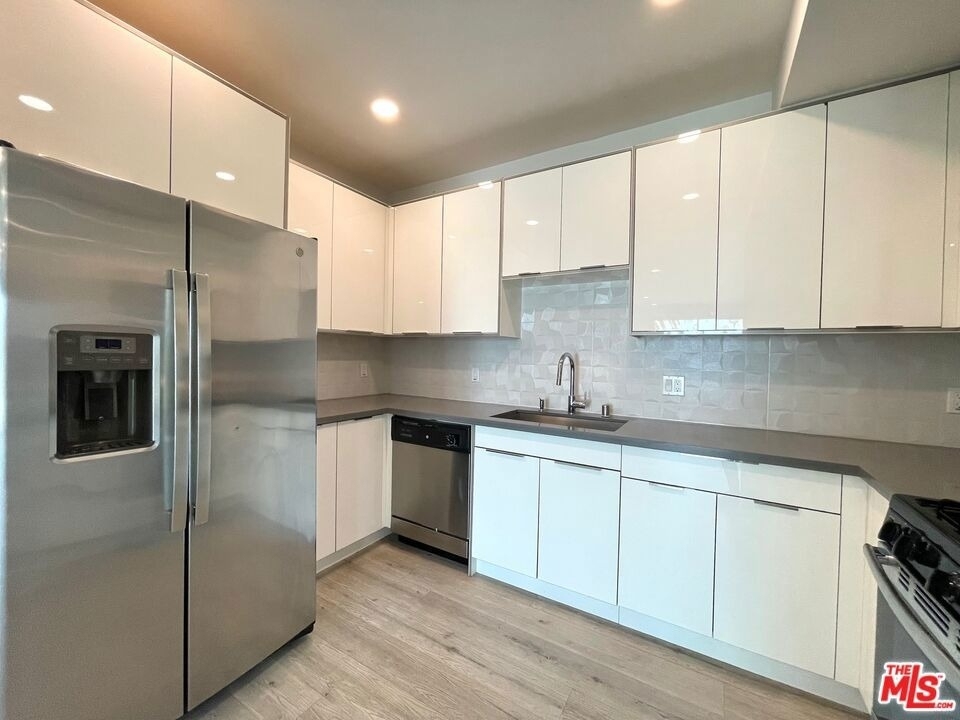 14612 Calvert Street - Photo 6