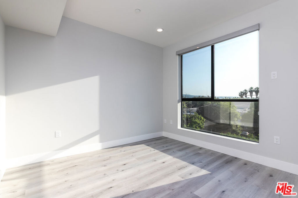 14612 Calvert Street - Photo 15