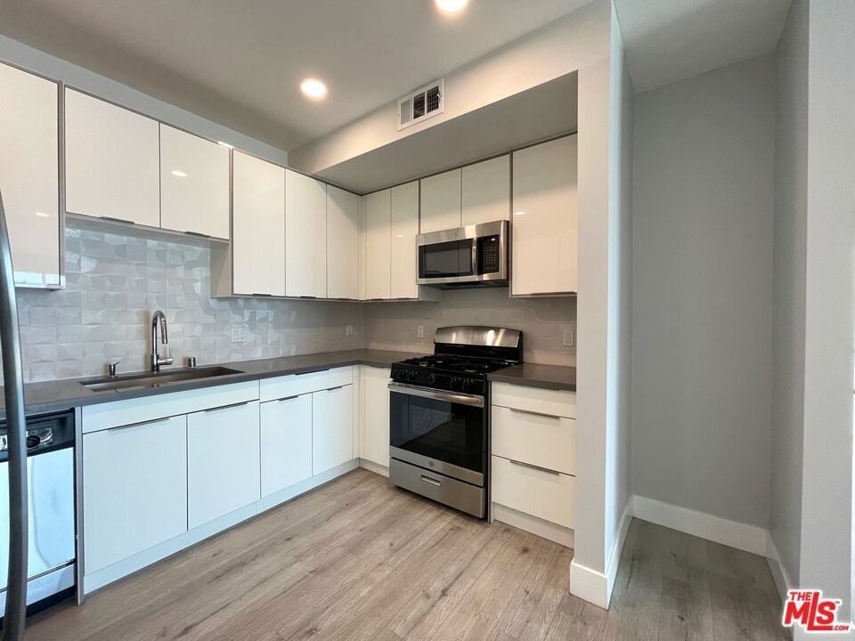 14612 Calvert Street - Photo 7