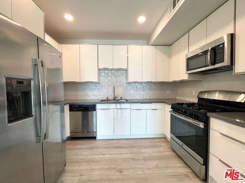 14612 Calvert Street - Photo 5