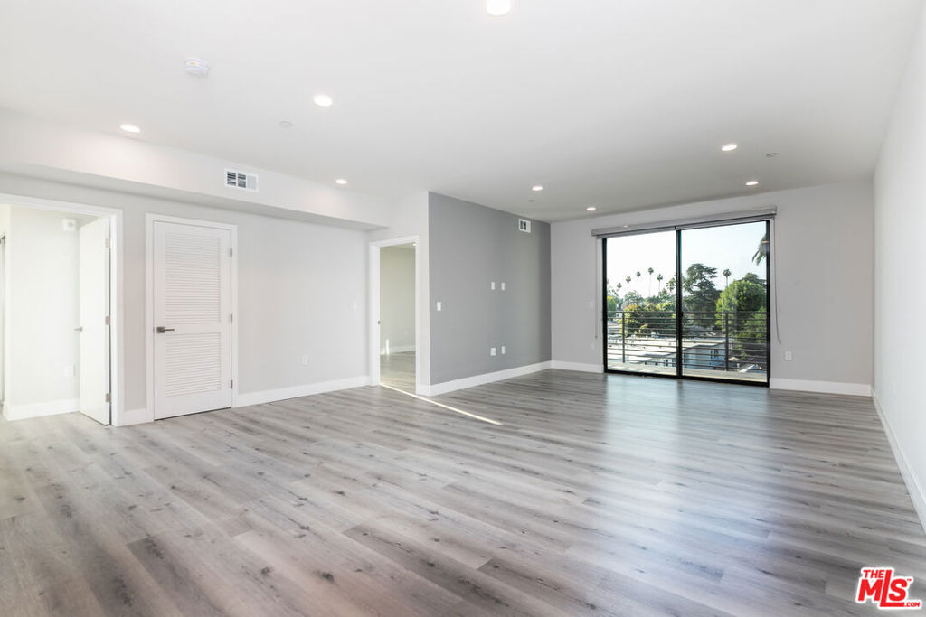 14612 Calvert Street - Photo 0