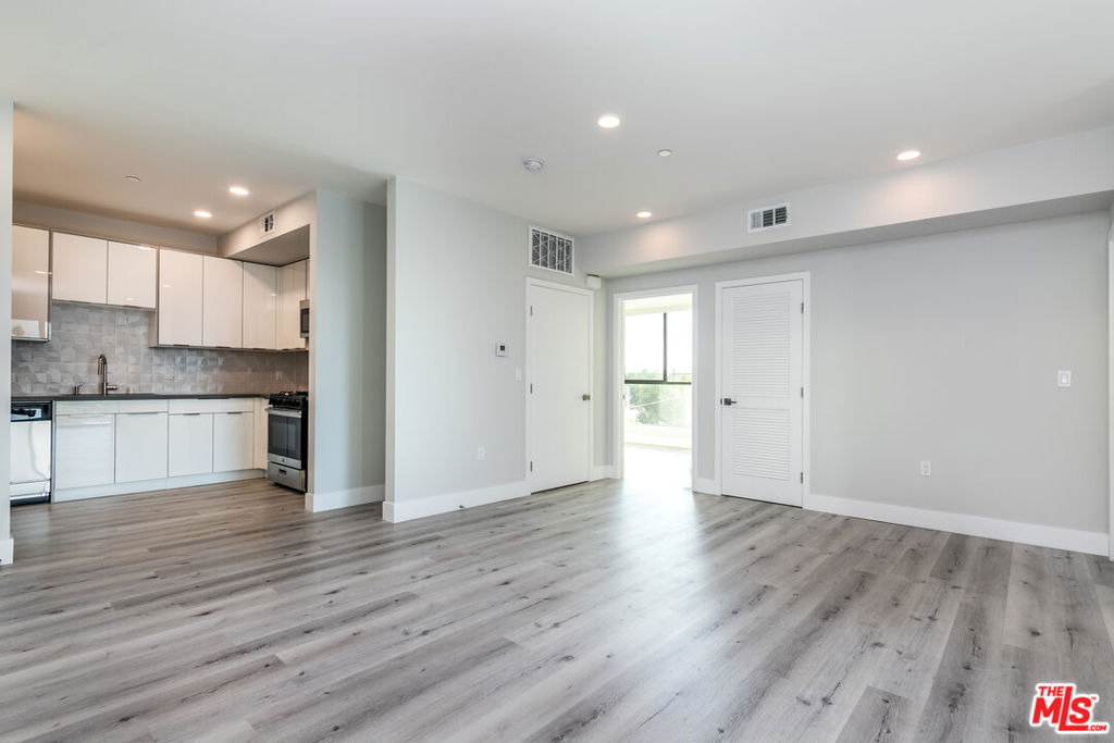 14612 Calvert Street - Photo 4