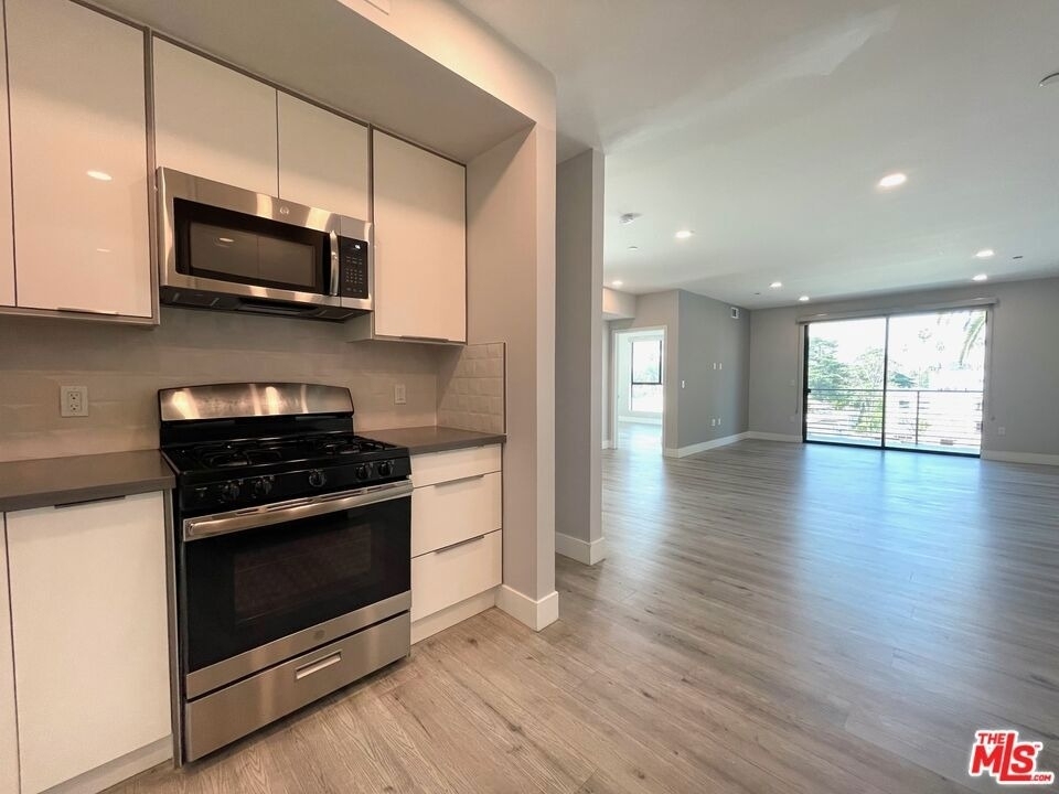 14612 Calvert Street - Photo 9
