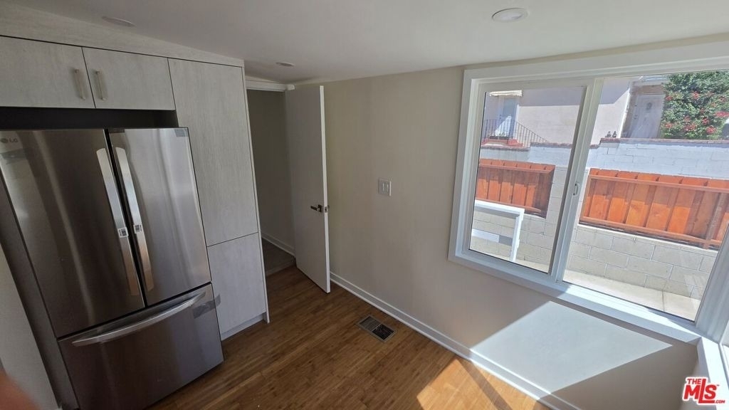 10323 Samoa Avenue - Photo 8