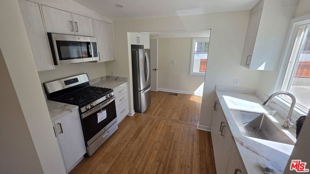 10323 Samoa Avenue - Photo 7