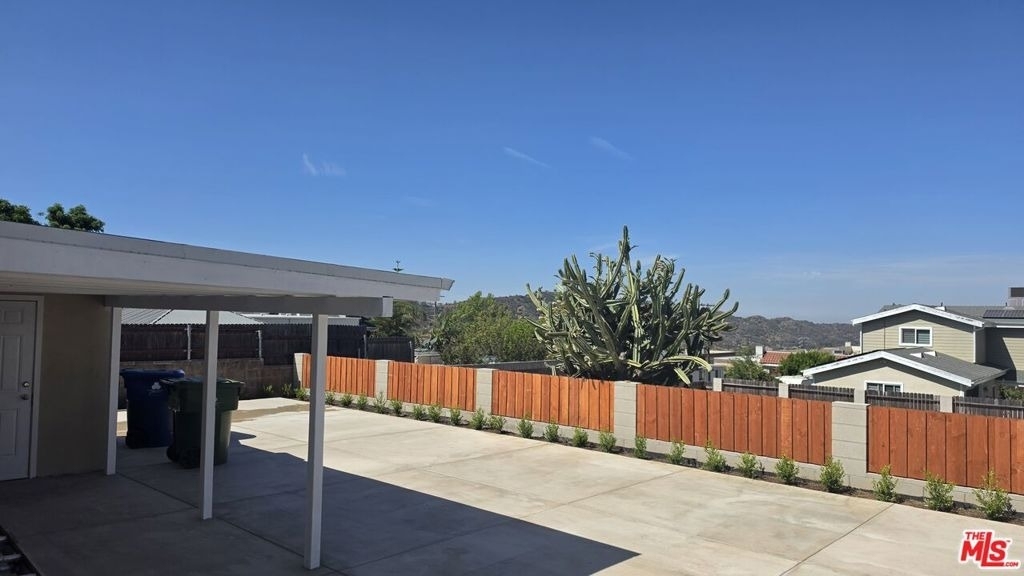 10323 Samoa Avenue - Photo 4