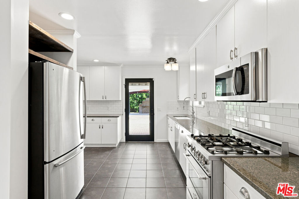 4415 W Woodland Avenue - Photo 7