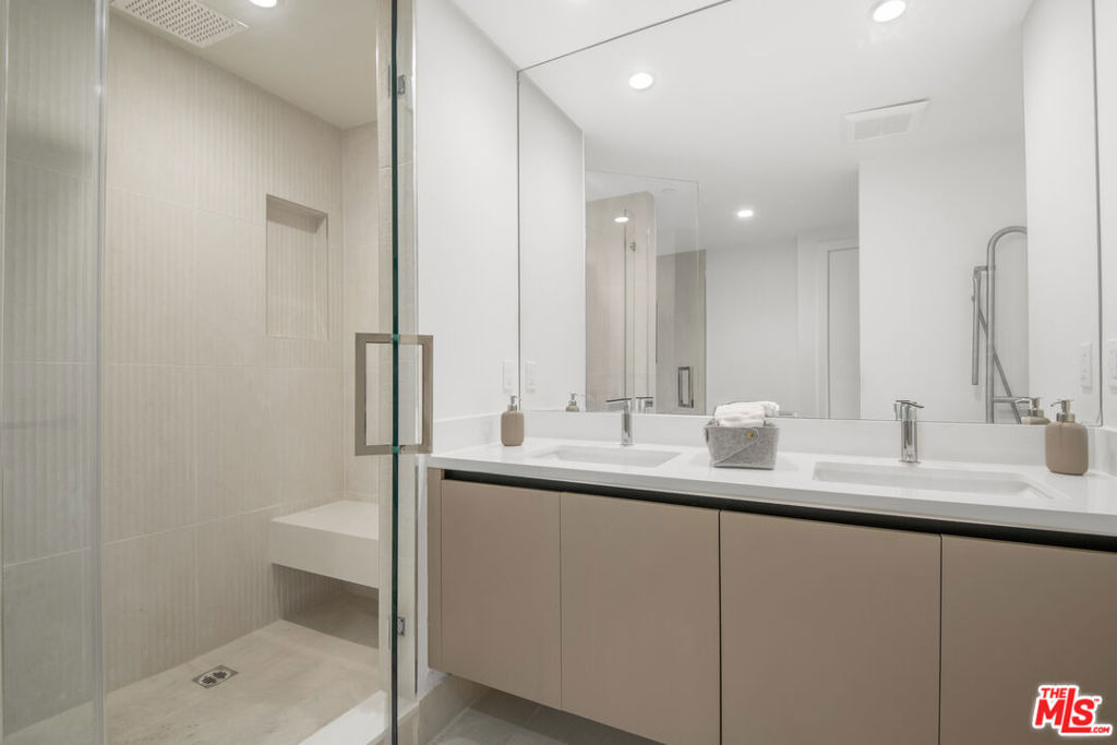 8326 Blackburn Avenue - Photo 14