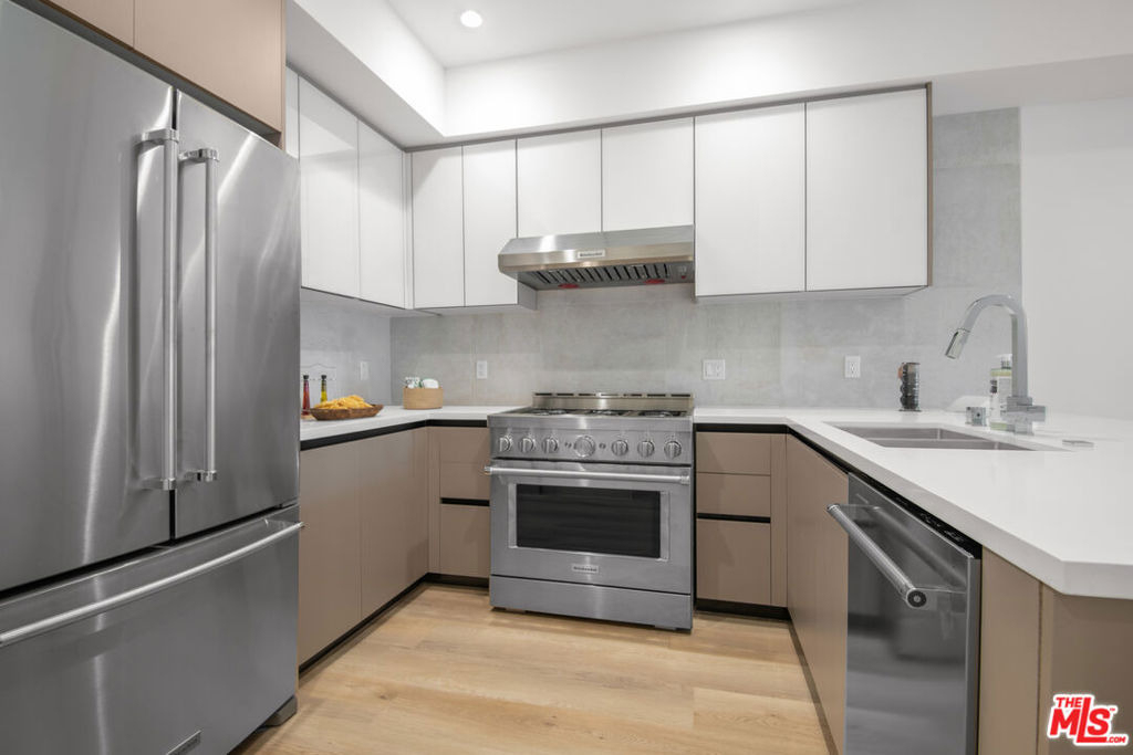 8326 Blackburn Avenue - Photo 3