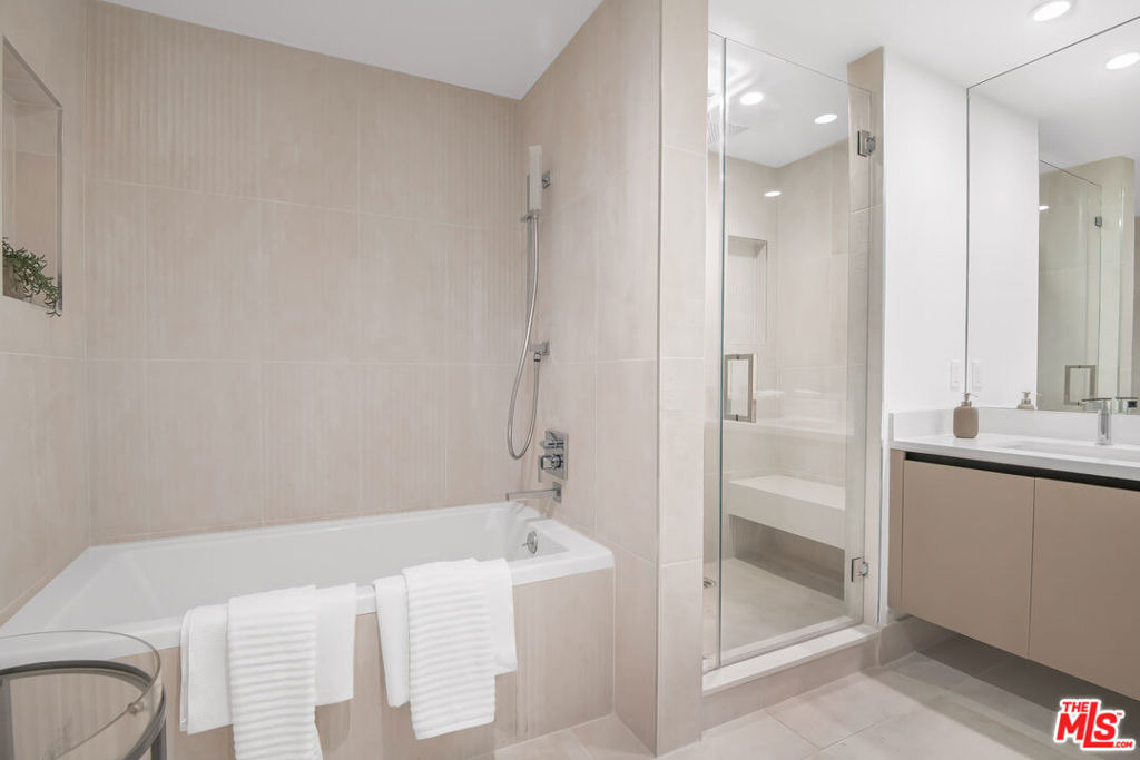 8326 Blackburn Avenue - Photo 12