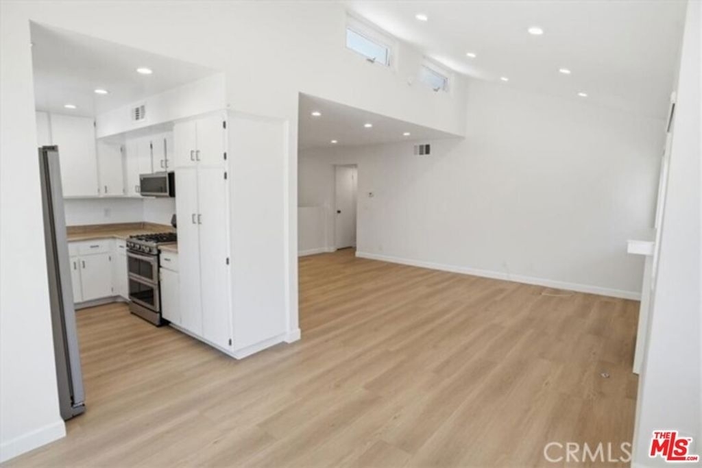 10566 Sunland Boulevard - Photo 1