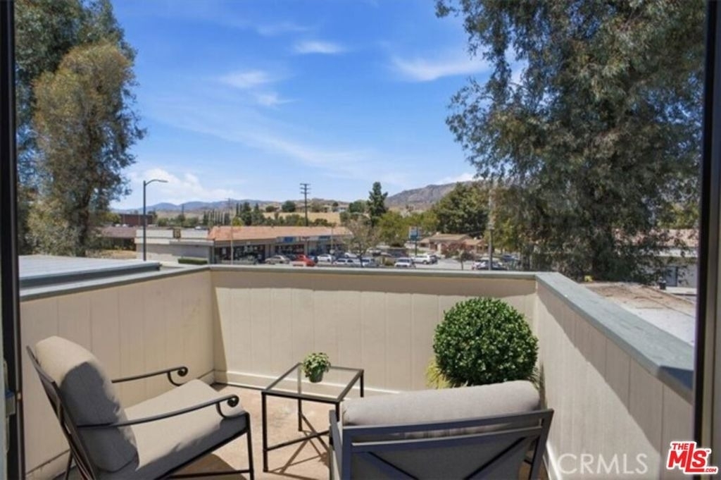 10566 Sunland Boulevard - Photo 0