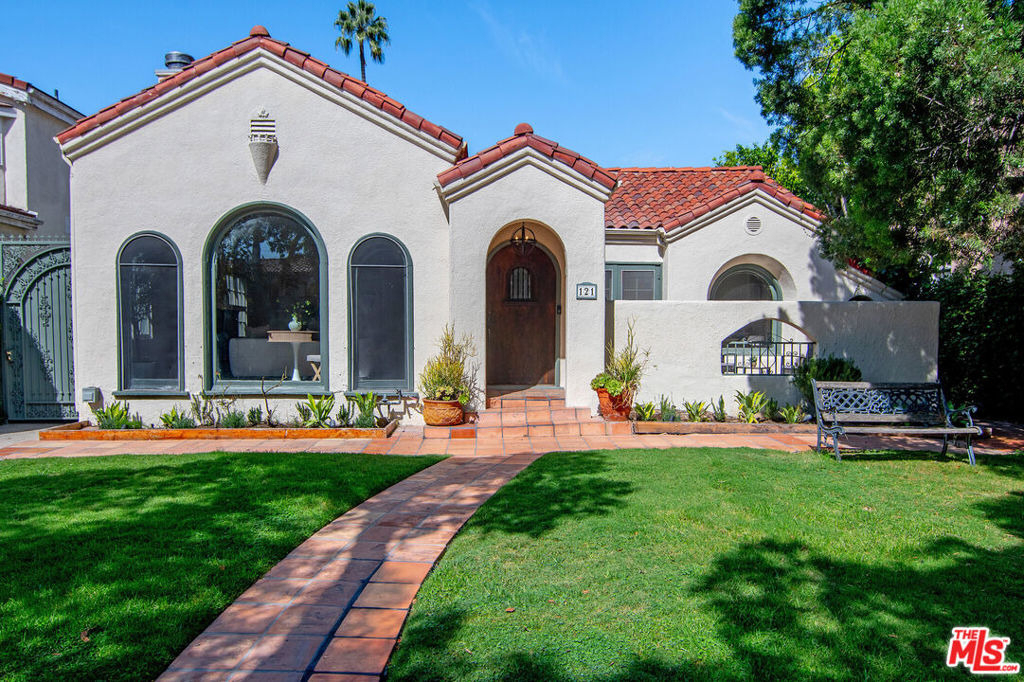 121 S Poinsettia Place - Photo 1