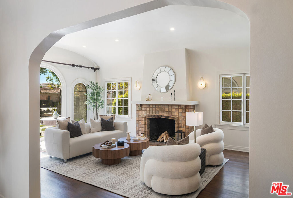 121 S Poinsettia Place - Photo 4