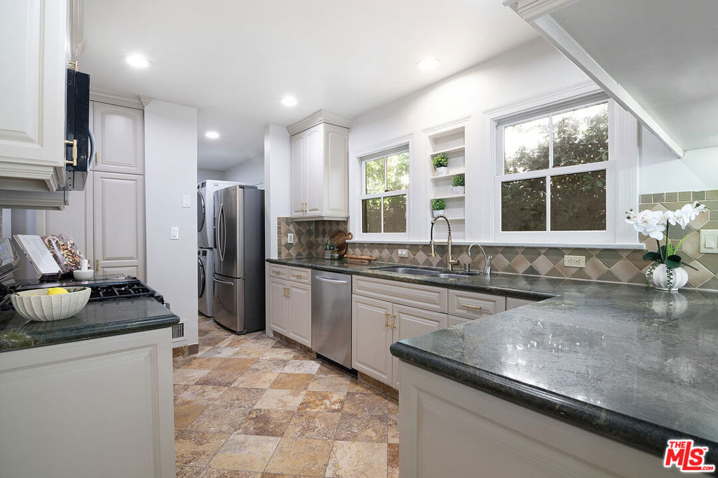 121 S Poinsettia Place - Photo 18