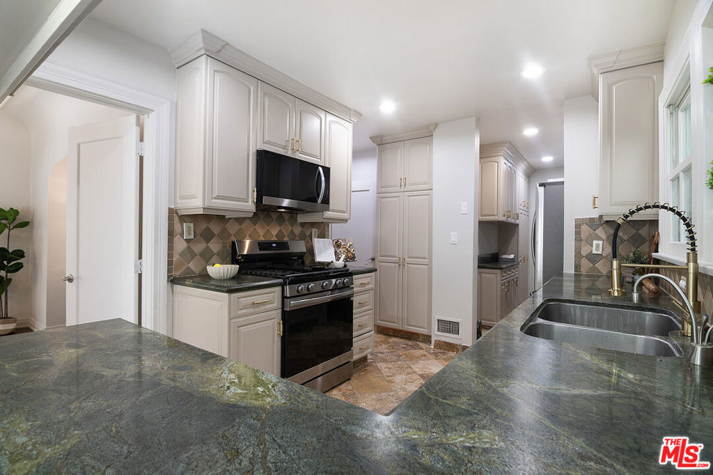 121 S Poinsettia Place - Photo 17