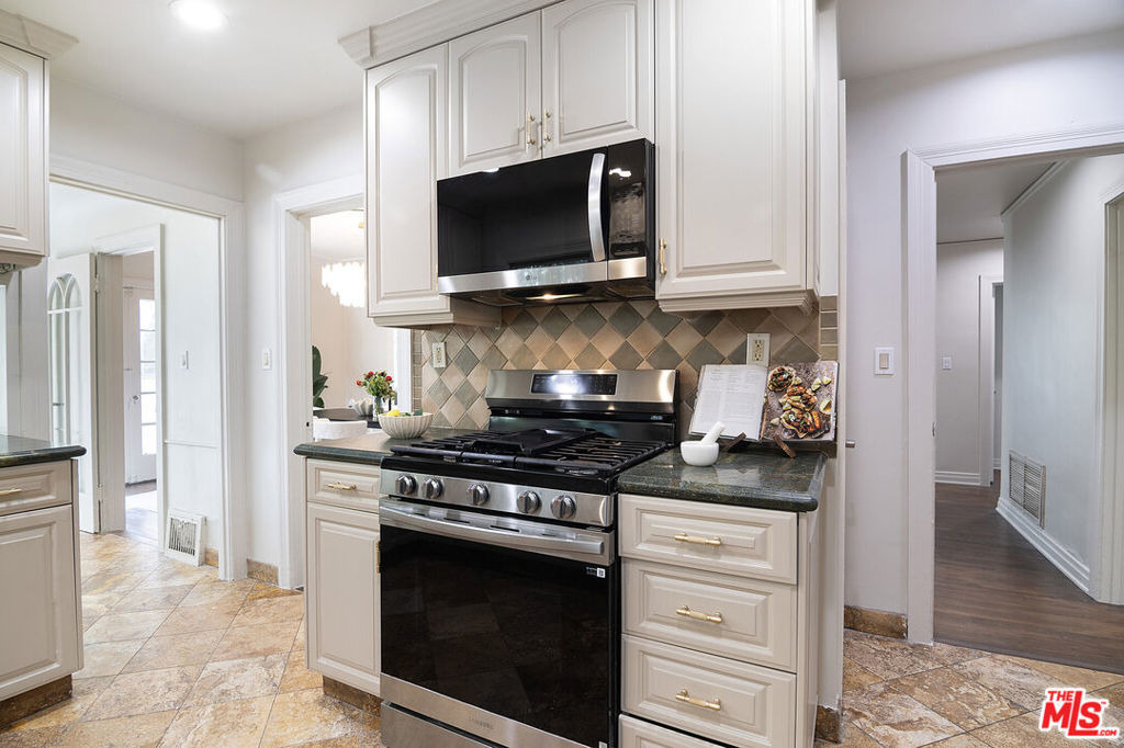 121 S Poinsettia Place - Photo 21
