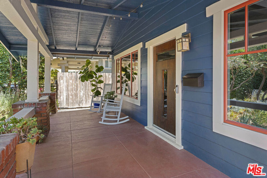 124 S Hobart Boulevard - Photo 3