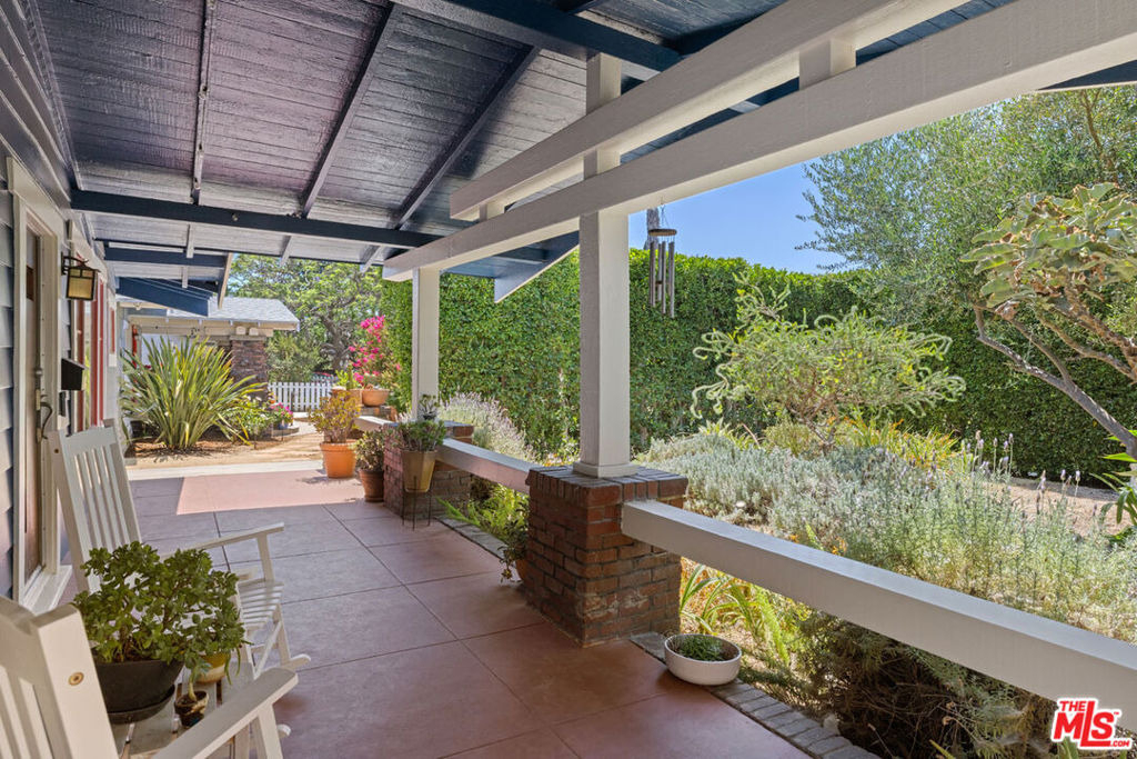 124 S Hobart Boulevard - Photo 2